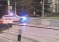 Aksident i pazakontë në Pragë, momenti kur makina e policisë bie në lumë (VIDEO) -