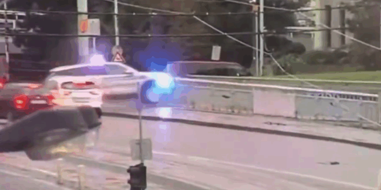 Aksident i pazakontë në Pragë, momenti kur makina e policisë bie në lumë (VIDEO) -