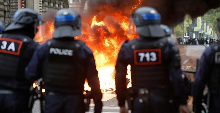 Përshkallëzohen protestat e nxënësve në Francë, mbi 600 të arrestuar dhe dhjetëra policë të plagosur -