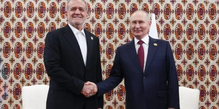 Putin dhe Pezeshkian takohen në Turkmenistan, diskutohet bashkëpunimi ekonomik dhe konflikti SHBA-Iran -