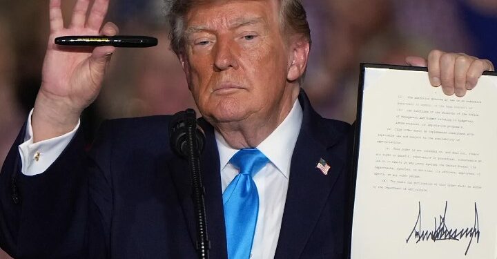 Trump lehtëson përkohësisht taksën për naftën në SHBA -