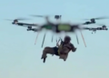Operacion shpëtimi në frontin ukrainas, ushtari i plagosur evakuohet me dron (VIDEO)