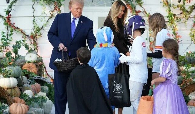 Trump dhe Melania organizojnë festën e Halloween-it në Shtëpinë e Bardhë, shpërndajnë ëmbëlsira për qindra fëmijë