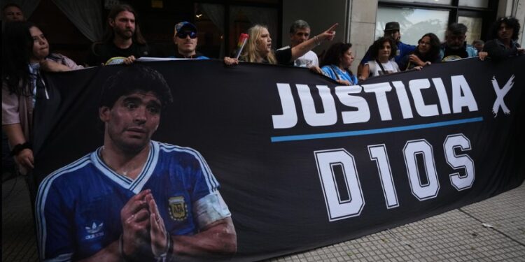 Gjyqi për vdekjen e Maradonës, prokurorët kërkojnë deri në 12 vjet burg për ekipin mjekësor -