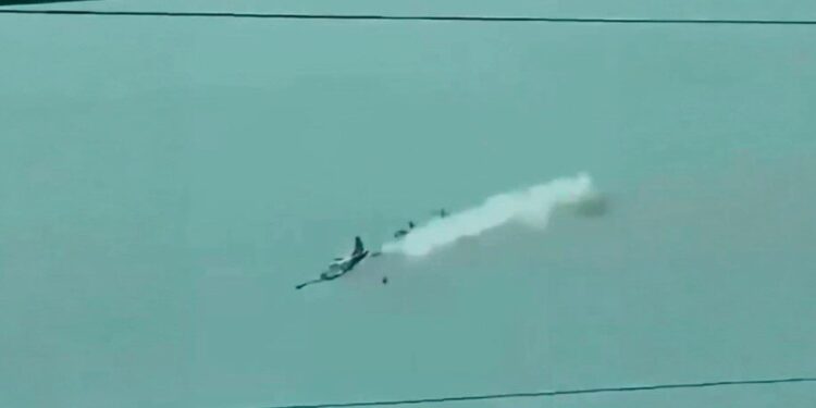 Momenti kur dy avionë ushtarakë përplasen në ajër gjatë stërvitjes në Filipine, humbin jetën 4 pilotë (VIDEO)
