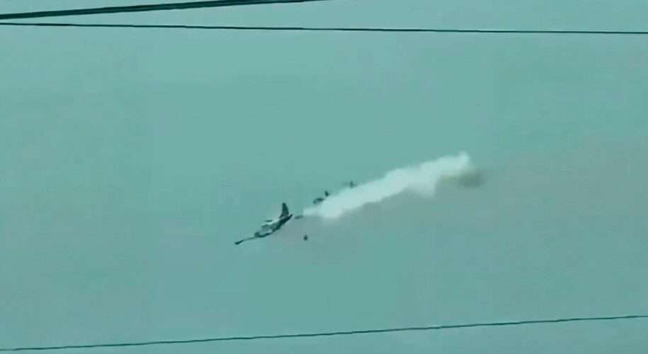 momenti-kur-dy-avione-ushtarake-perplasen-ne-ajer-gjate-stervitjes-ne-filipine-humbin-jeten-4-pilote-video