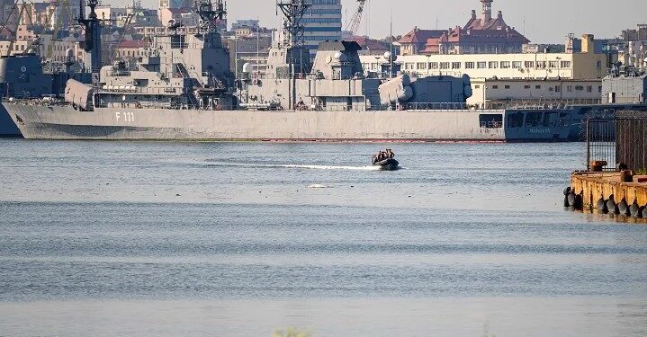 Sulmohet me dronë një anije tregtare në Detin e Zi, një marinar i vdekur dhe tre të zhdukur