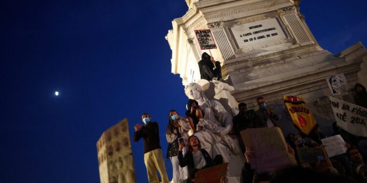 Protesta për strehimin në Portugali, 55 të arrestuar dhe dy të plagosur gjatë ndërhyrjes së policisë