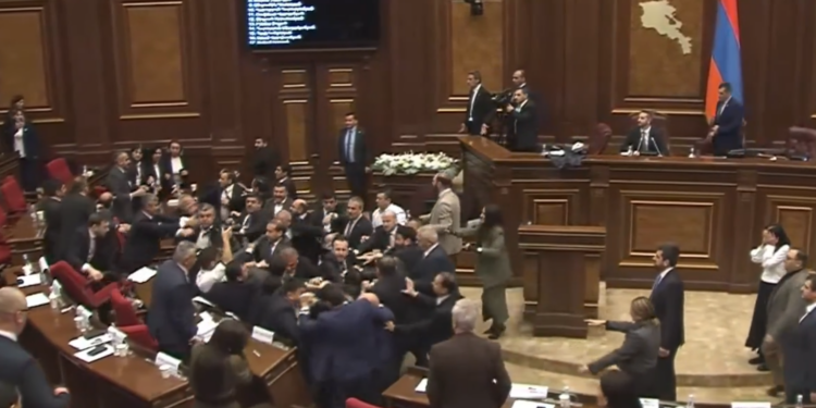 Nga debati verbal në sherr fizik, përplasje mes deputetëve në Parlamentin e Armenisë (VIDEO)