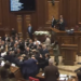 Nga debati verbal në sherr fizik, përplasje mes deputetëve në Parlamentin e Armenisë (VIDEO)