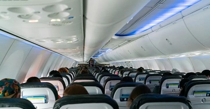 Britania heq tarifat: Prindërit nuk do të paguajnë më për t’u ulur pranë fëmijëve në avion -