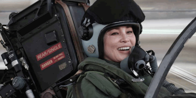 Mbretëresha e Tajlandës kryen fluturimin e parë e vetme me avion luftarak Gripen -