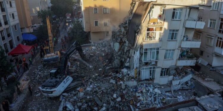 Shkon në 5 numri i viktimave nga shembja e ndërtesës 7-katëshe në Stamboll -