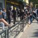 VIDEO / Momenti kur persona të maskuar shkulin rrethimin metalik dhe sulmojnë Ministrinë