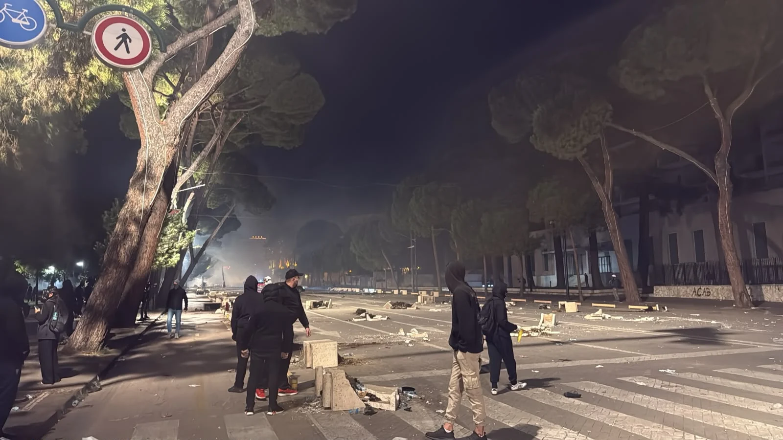 Protestuesit sulmojnë sërish Ministrinë e Brendshme  shkatërrohet fasada  Policia përgjigjet me gaz lotsjellës