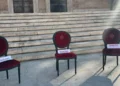 “Dialog”! Rama, ftesë protestuesve. Vendosen karrige me mesazhe para Kryeministrisë