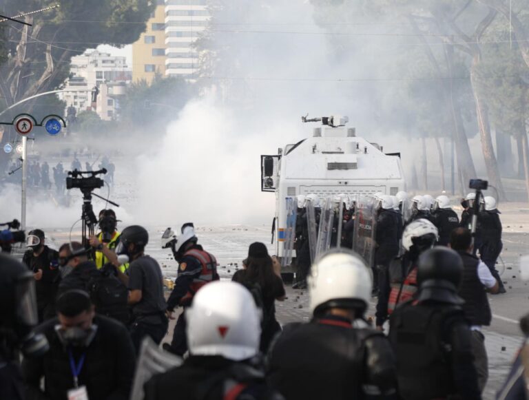 Protesta e dhunshme  Policia pezullon efektivin e  Shqiponjave   5 efektivë të plagosur  hetim për rastin e 28 vjeçarit të dëmtuar në sy