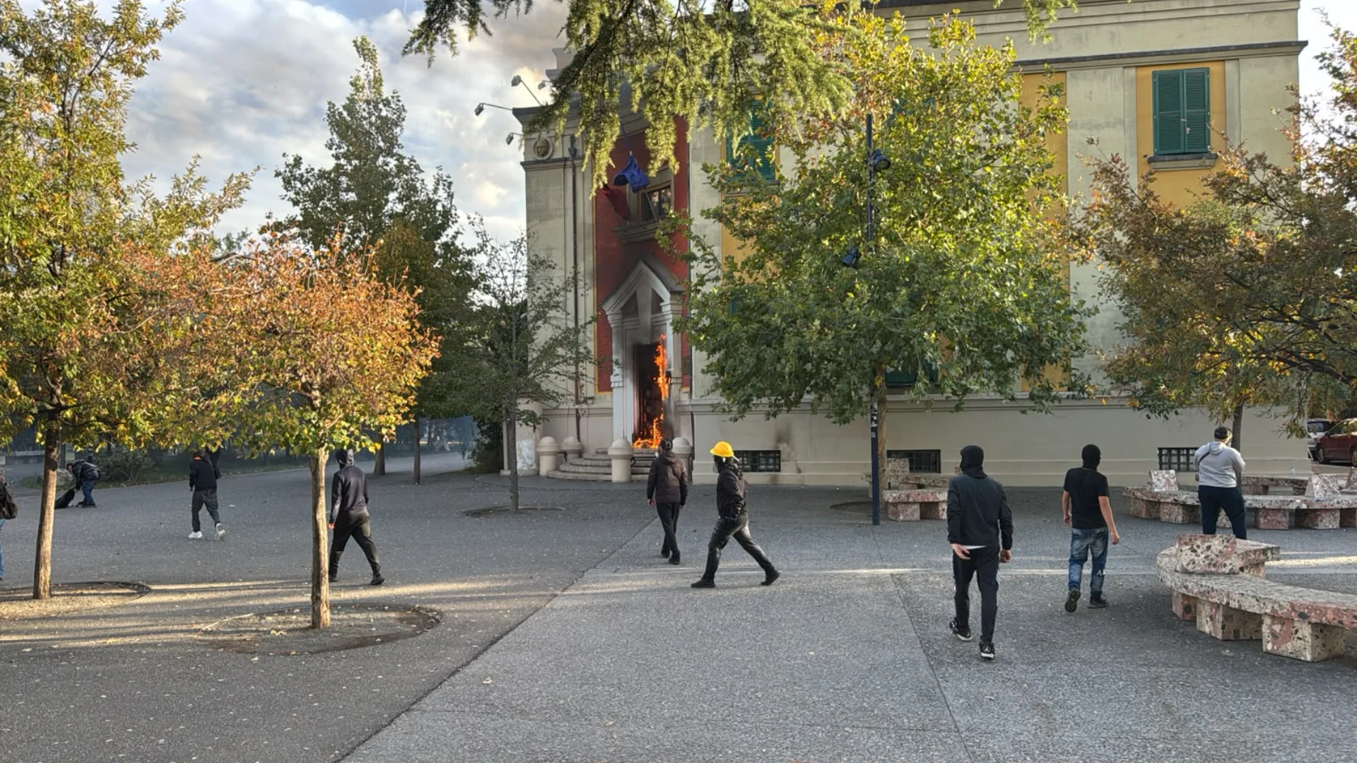 Protestuesit i vënë flakën Ministrisë së Bujqësisë