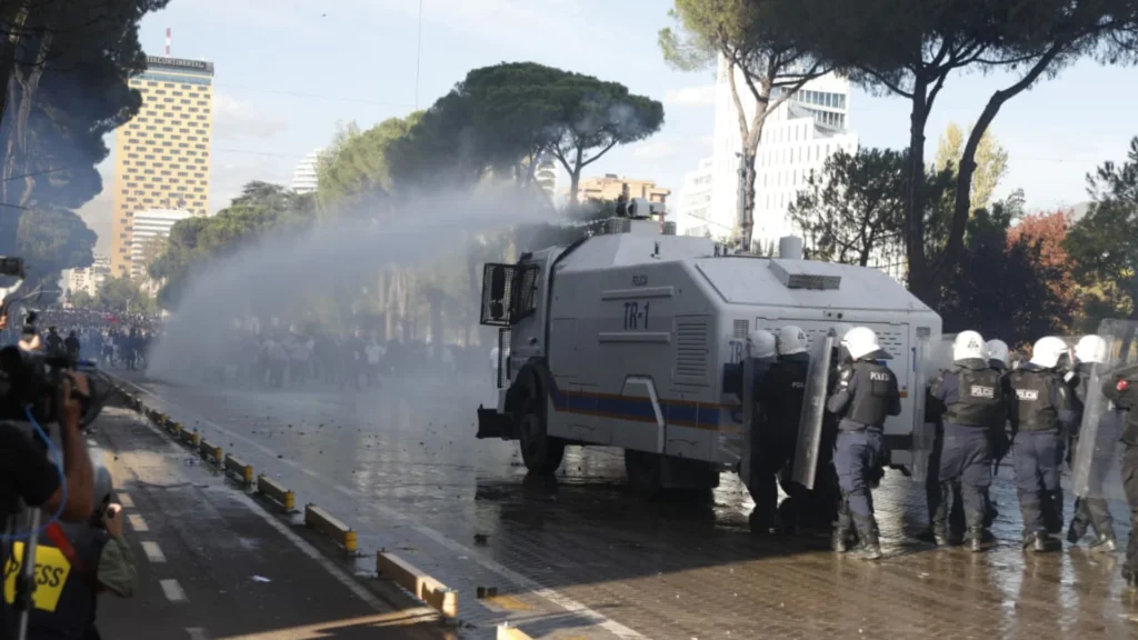 Protestuesit sulmojnë efektivët, institucionet dhe bizneset në Tiranë! Reagon Policia e Shtetit
