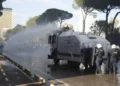Protestuesit sulmojnë efektivët, institucionet dhe bizneset në Tiranë! Reagon Policia e Shtetit