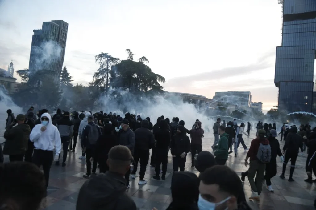 Protesta e dhunshme në Tiranë, 23 të arrestuar dhe 30 të shpallur në kërkim