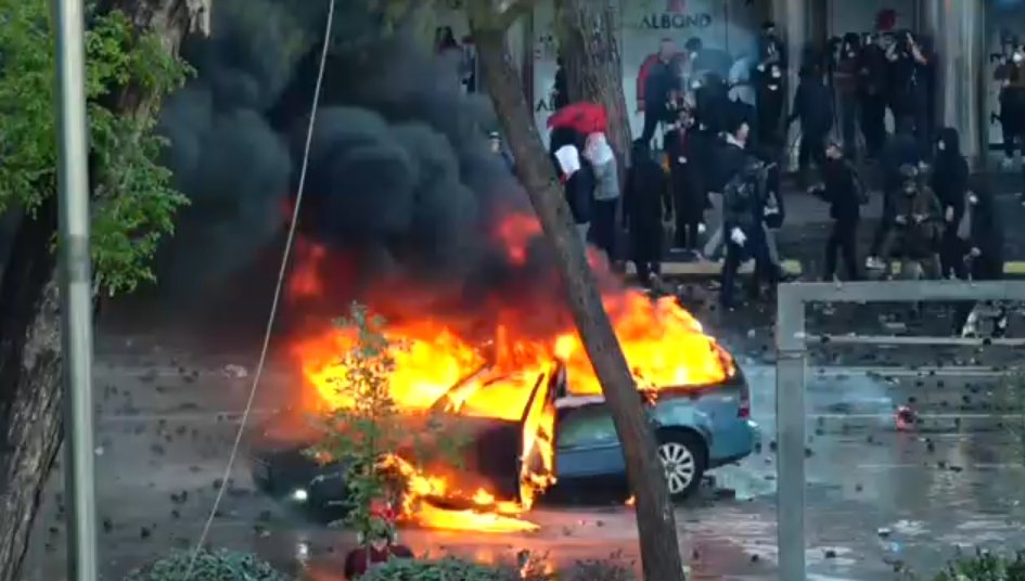  Mitraloz  fishekzjarresh kundër policisë  çfarë është pajisja e rrezikshme që u përdor në protestën e Tiranës dhe si rrezikoi jetën e efektivëve   VIDEO 
