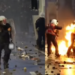 Video/ Molotovët e protestuesve djegin policin (pamje të rënda)