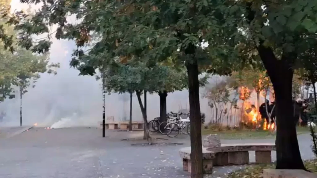 Momente paniku/ Merr flakë efektivi pas hedhjes së molotovëve nga protestuesit, kolegët vrapojnë për ta shpëtuar!