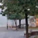 Momente paniku/ Merr flakë efektivi pas hedhjes së molotovëve nga protestuesit, kolegët vrapojnë për ta shpëtuar!