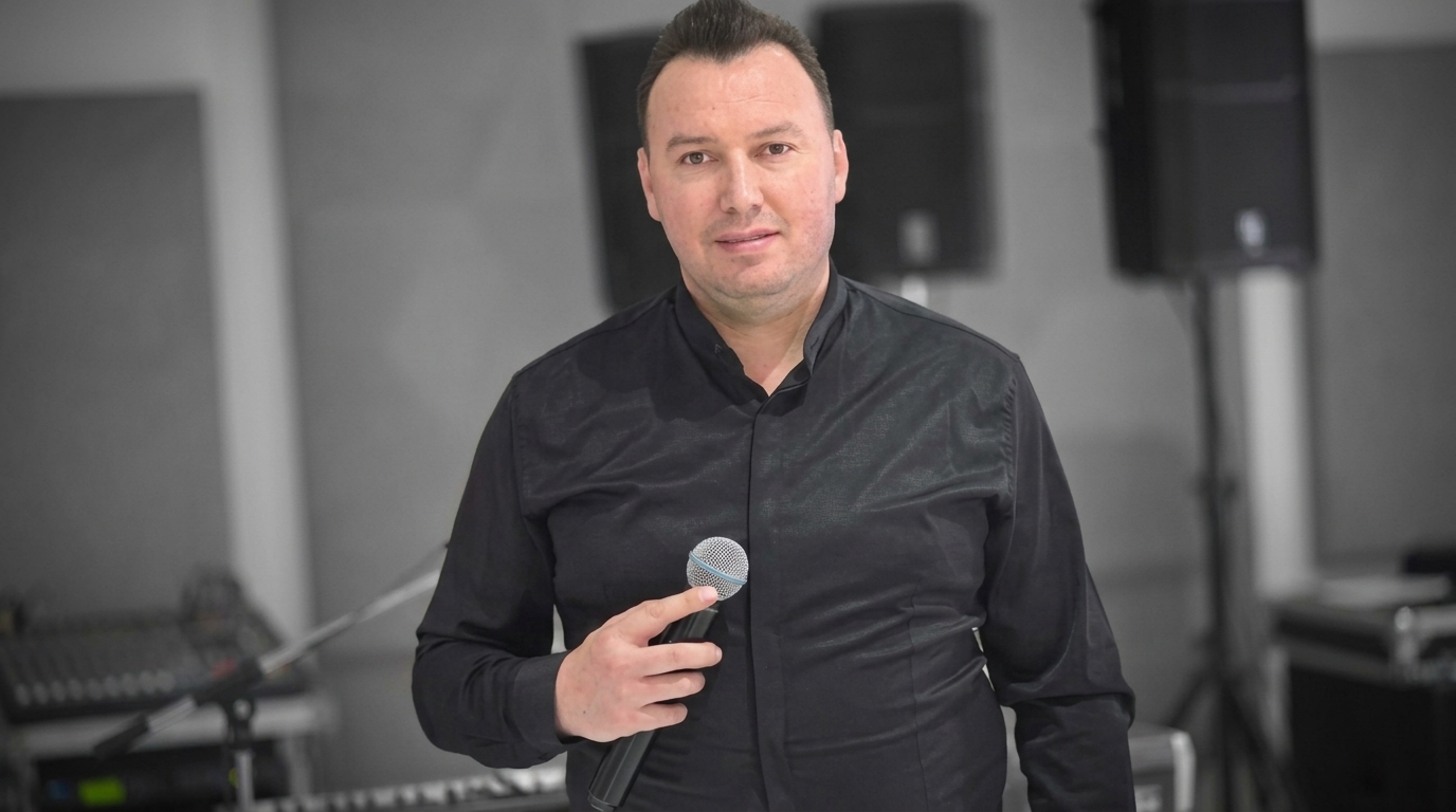 Skandal në Fier   Arrestohet në flagrancë këngëtari  akuzohet se përndiqte vajzat e mitura
