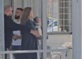 VIDEO/ Me djalin e vogël në krah, momenti kur Ajola Xoxa hyn në paraburgimin e Fierit për të takuar Veliajn!
