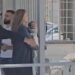 VIDEO/ Me djalin e vogël në krah, momenti kur Ajola Xoxa hyn në paraburgimin e Fierit për të takuar Veliajn!