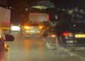 Aksident dramatik dhe i i shumëfishtë pranë nyjes lidhëse të autostradës Durrës-Tiranë, makina përmbyset pas përplasjes së tri mjeteve