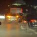 Aksident dramatik dhe i i shumëfishtë pranë nyjes lidhëse të autostradës Durrës-Tiranë, makina përmbyset pas përplasjes së tri mjeteve