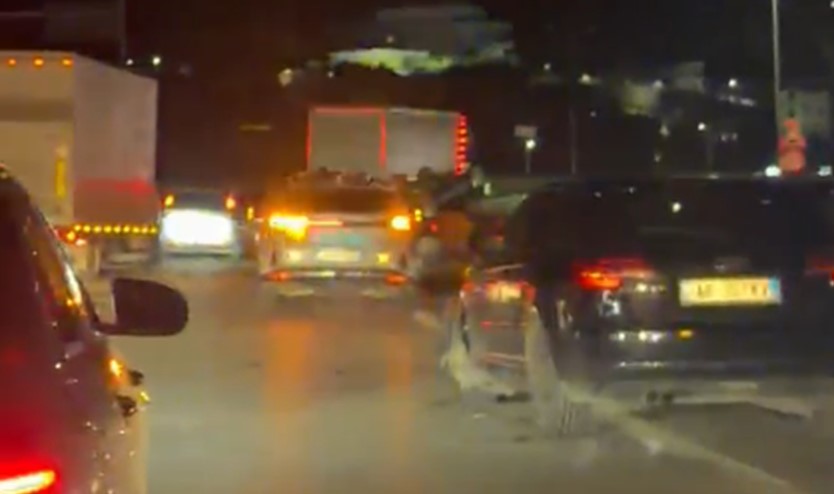 Aksident dramatik dhe i i shumëfishtë pranë nyjes lidhëse të autostradës Durrës Tiranë  makina përmbyset pas përplasjes së tri mjeteve