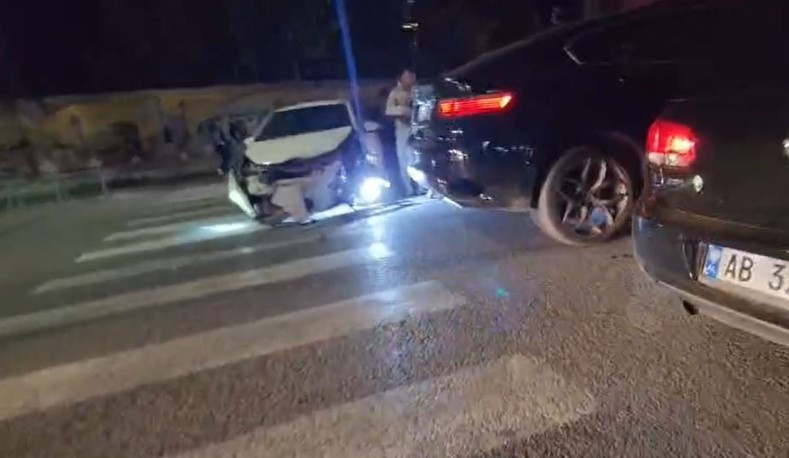 Aksident në qendër të Elbasanit  përplasen dy automjete  raportimet e para nga vendngjarja 