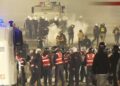Studentët e maskuar nisin përsëri sulm ndaj Policisë, uniformat i përgjigjen me gaz e ujë dhe i rrethojnë nëpër rrugë!