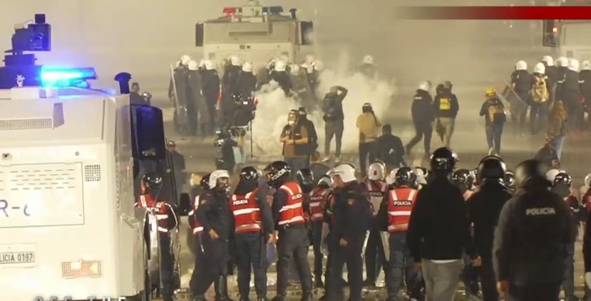 Studentët e maskuar nisin përsëri sulm ndaj Policisë, uniformat i përgjigjen me gaz e ujë dhe i rrethojnë nëpër rrugë!