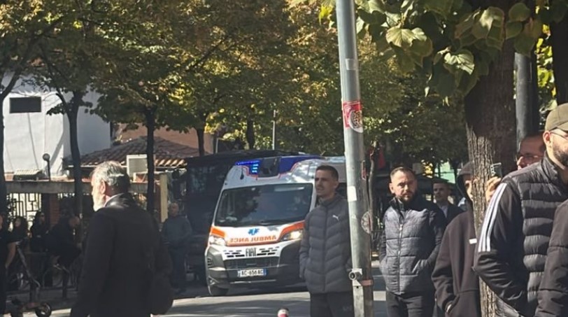 Dhuna në protestën e sotme te Ministria e Arsimit  plagoset një efektiv i policisë  mbërrin dhe ambulanca  Nisin shoqërimet