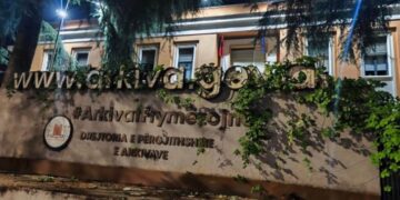 “Po Arkivi çfarë ju ka bërë?”- Protestuesit dogjën Arkivin e Shtetit, Vengu: Çfarë ambicieje e përligj këtë egërsi?