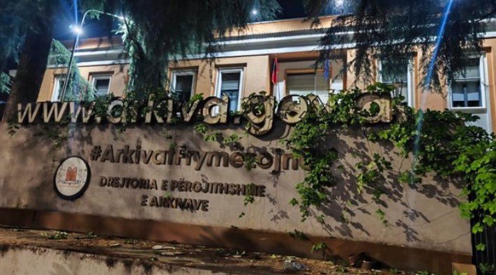 Po Arkivi çfarë ju ka bërë    Protestuesit dogjën Arkivin e Shtetit  Vengu  Çfarë ambicieje e përligj këtë egërsi 