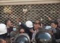 Studentët protestues nisin sulmet me gurë, breshëri fishekzjarresh dhe sende të forta ndaj Policisë, shpërndahen me ujë dhe gaz! Arlind Qori pengon shoqërimin e të dyshuarit