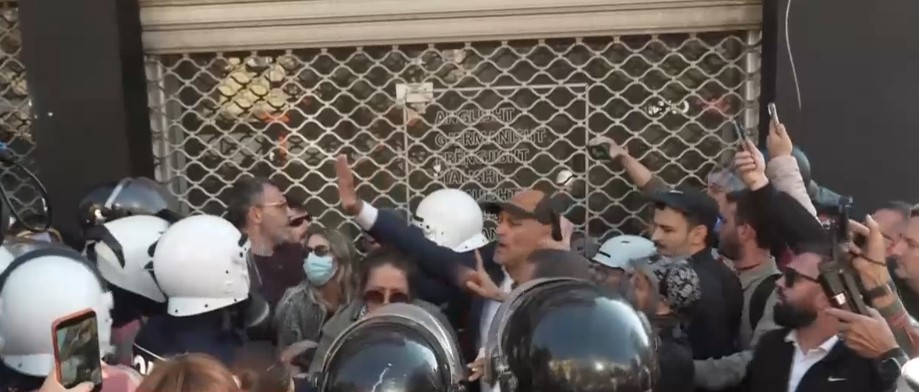 Studentët protestues nisin sulmet me gurë  breshëri fishekzjarresh dhe sende të forta ndaj Policisë  shpërndahen me ujë dhe gaz  Arlind Qori pengon shoqërimin e të dyshuarit