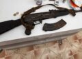 Durrës, kanosi me kallashnikov 69-vjeçarin, arrestohet i riu