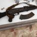 Durrës, kanosi me kallashnikov 69-vjeçarin, arrestohet i riu