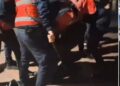VIDEO/ Protestuesit mësyjnë në Bashkinë e Tiranës, shqyejnë derën, shkatërrojnë dhe ndezin zjarr! Policia arreston disa prej tyre (FOTO)