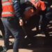 VIDEO/ Protestuesit mësyjnë në Bashkinë e Tiranës, shqyejnë derën, shkatërrojnë dhe ndezin zjarr! Policia arreston disa prej tyre (FOTO)