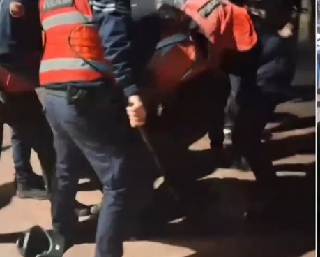  Na ke borxh   kërcënuan 28 vjeçarin dhe i morën dy makina  arrestohet 34 vjeçari  në kërkim shoku i tij