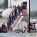Zbulohet e vërteta e personave të prangosur që zbritën nga avioni në Rinas! Janë protestues nga Italia, do transferohen në Gjadër, dyshohen se…