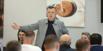 “Më qesharaku kundër vendimit ishte kryebashkiaku i Kavajës”- Balla nga Golemi: Pas vitesh pritjeje, Reforma Territoriale i dha statusin e qytetit!